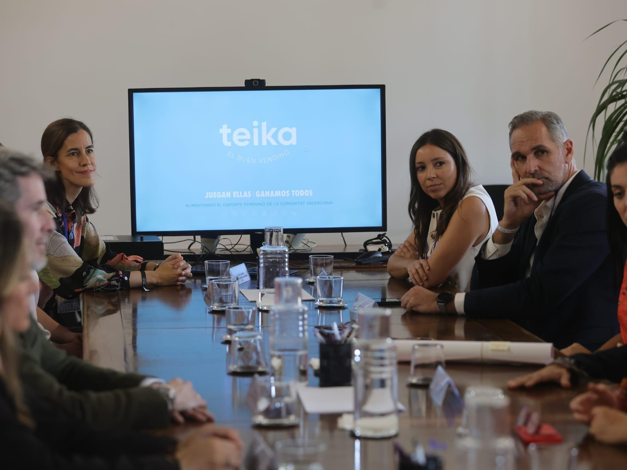 Teika presenta su apuesta por el deporte femenino ‘Juegan ellas, ganamos todos’ a la Ministra de Igualdad, Ana Redondo