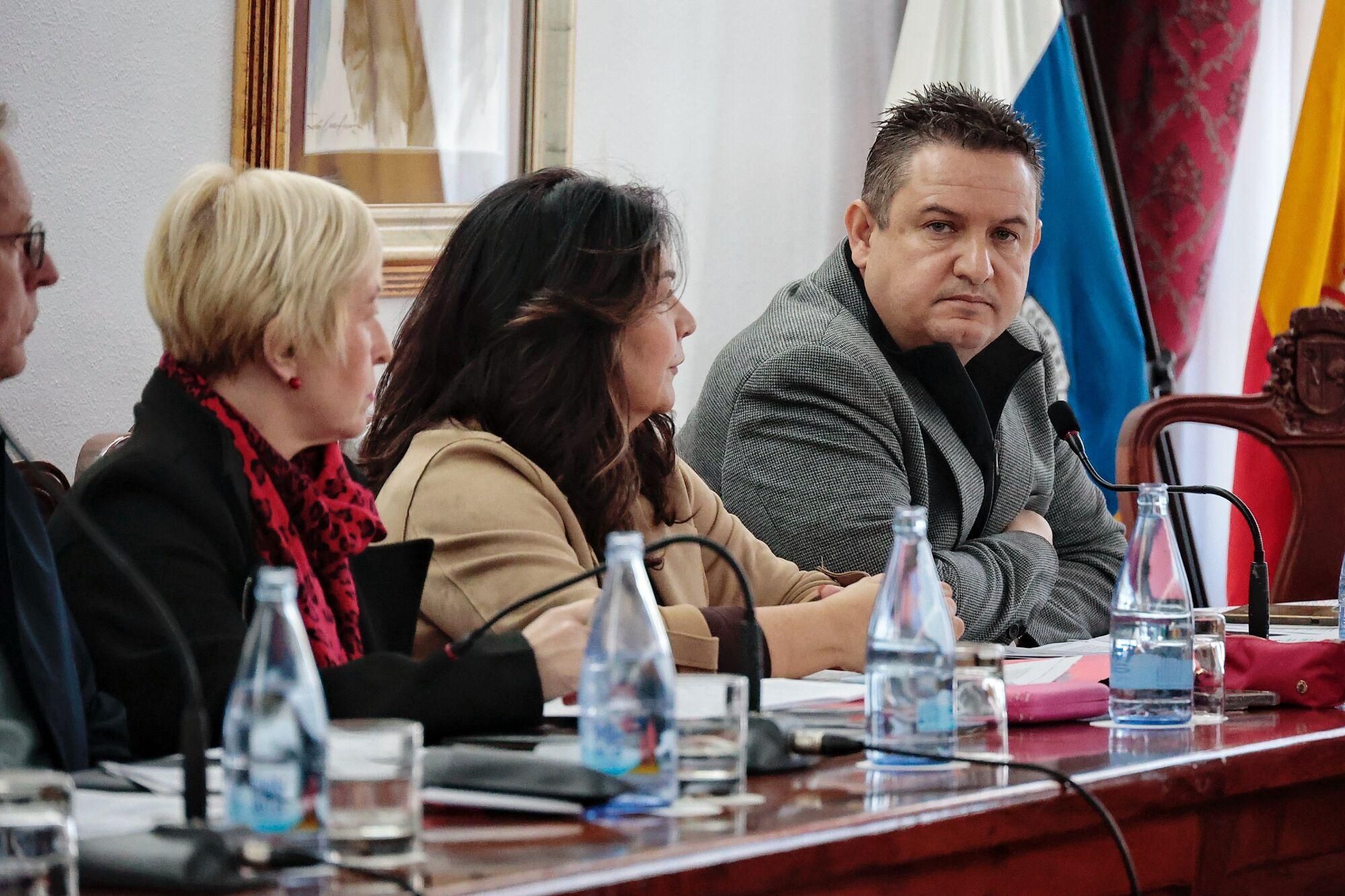 Pleno para destituir a Más por Arona e incorporar a Vox al gobierno municipal
