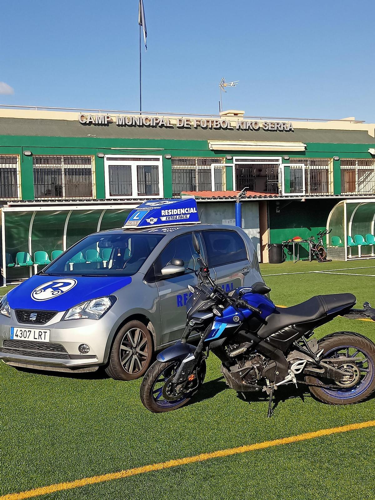 La autoescuela dispone de vehículos automáticos y con cambio manual.