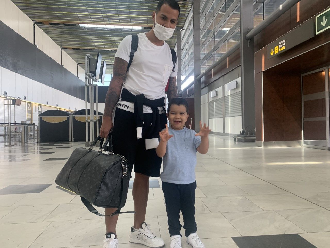 Llegada de Jonathan Viera al Aeropuerto de Gran Canaria