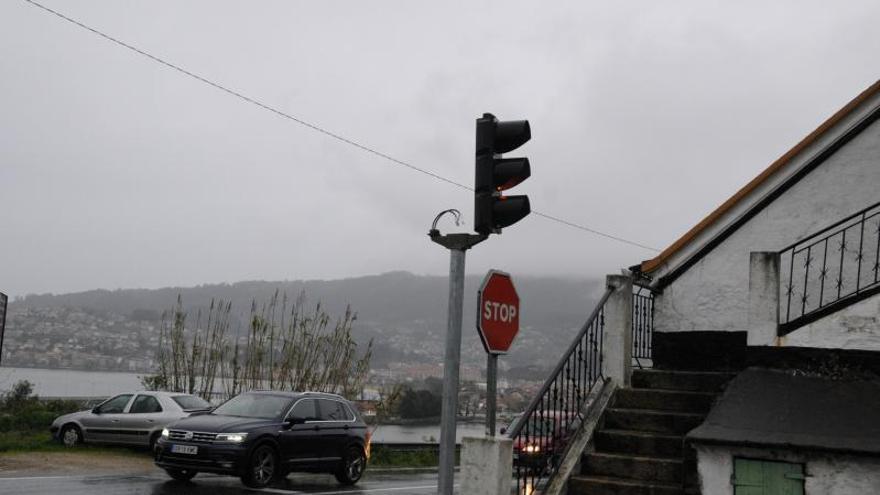 Semáforo roto en el cruce de A Fanequeira, en Meira.