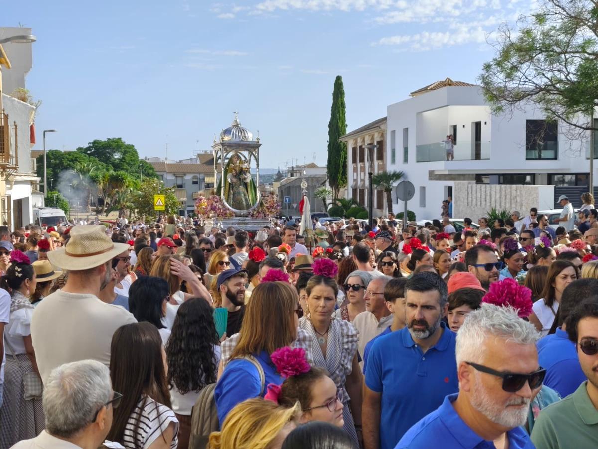 La Virgen de Araceli sale del casco urbano de Lucena.