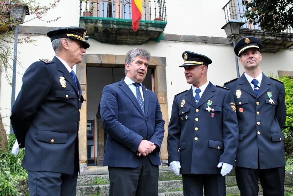 Ignacio Cosidó en la comisaría e Luarca para distinguir a dos agentes: Francisco García e Ignacio González- Cachón