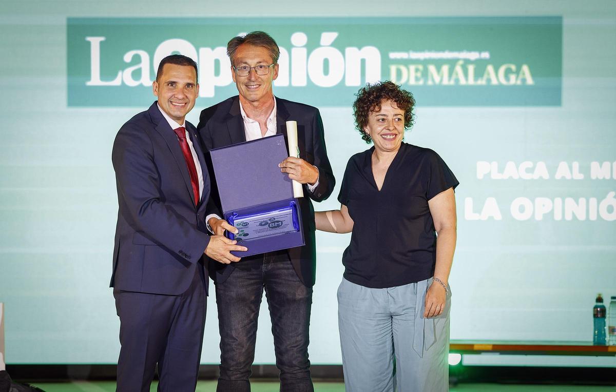 Emilio Fernández recoge el galardón otorgado a La Opinión de Málaga.