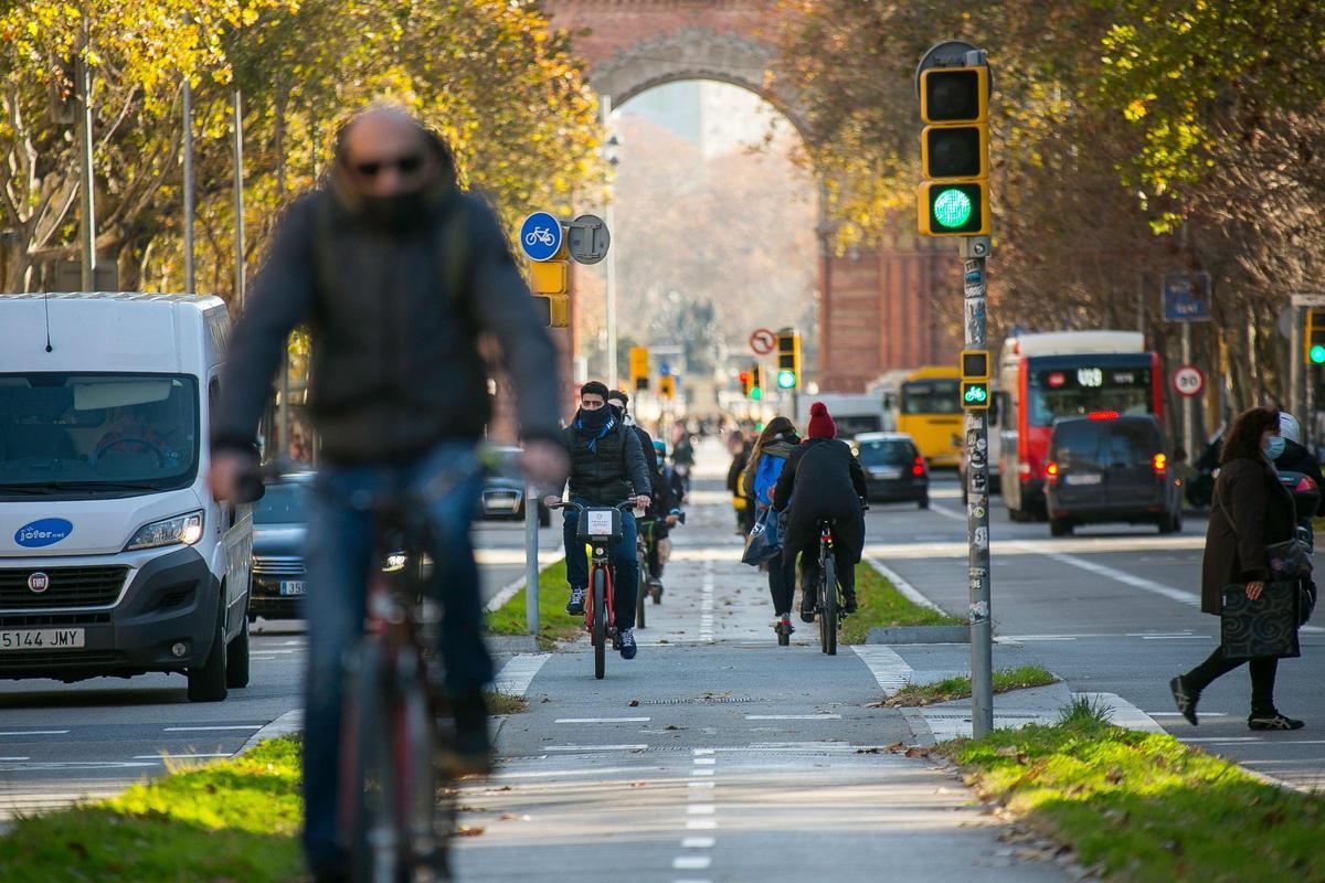 Ciclistas circulando cerca del Arc de Triomf, en diciembre de 2020