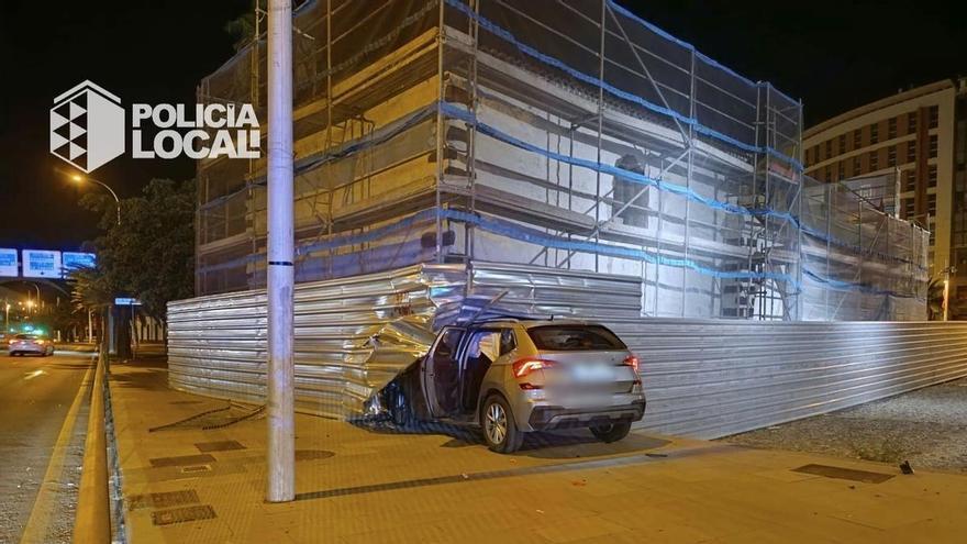 Buscan a los ocupantes de un coche que se empotró contra el andamiaje de la ermita de San Telmo en Santa Cruz de Tenerife