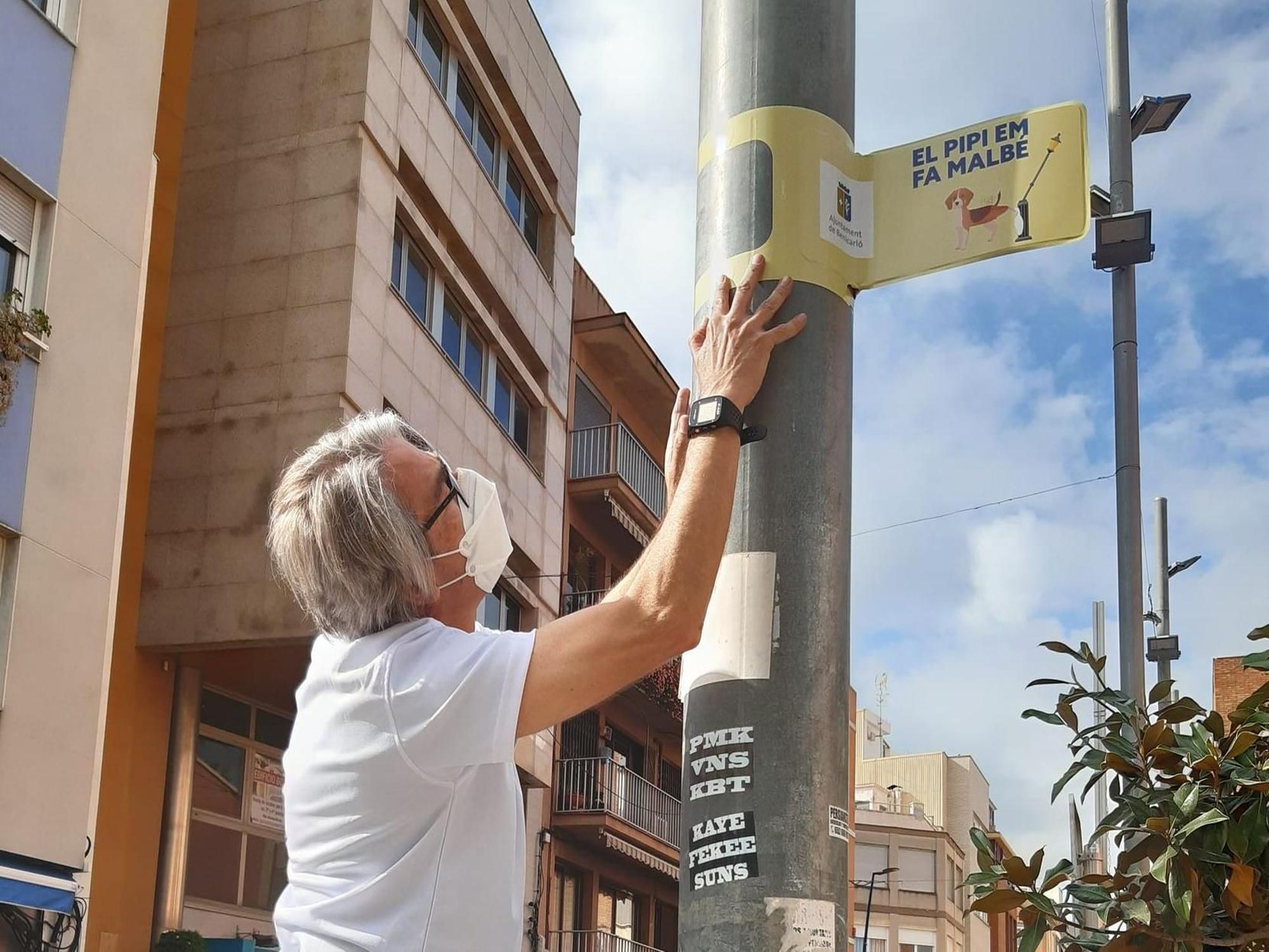 El Ayuntamiento ha colocado banderolas en las farolas para concienciar a los vecinos sobre esta problemática.