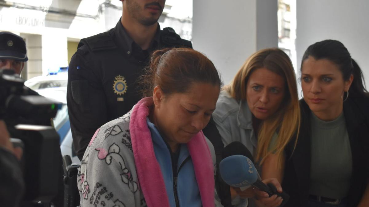 La mujer detenida llega a los juzgados.