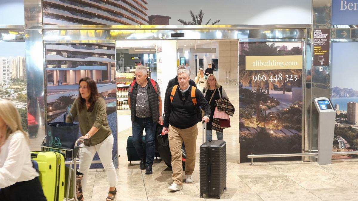 Turistas llegando este miércoles al aeropuerto de Alicante-Elche.