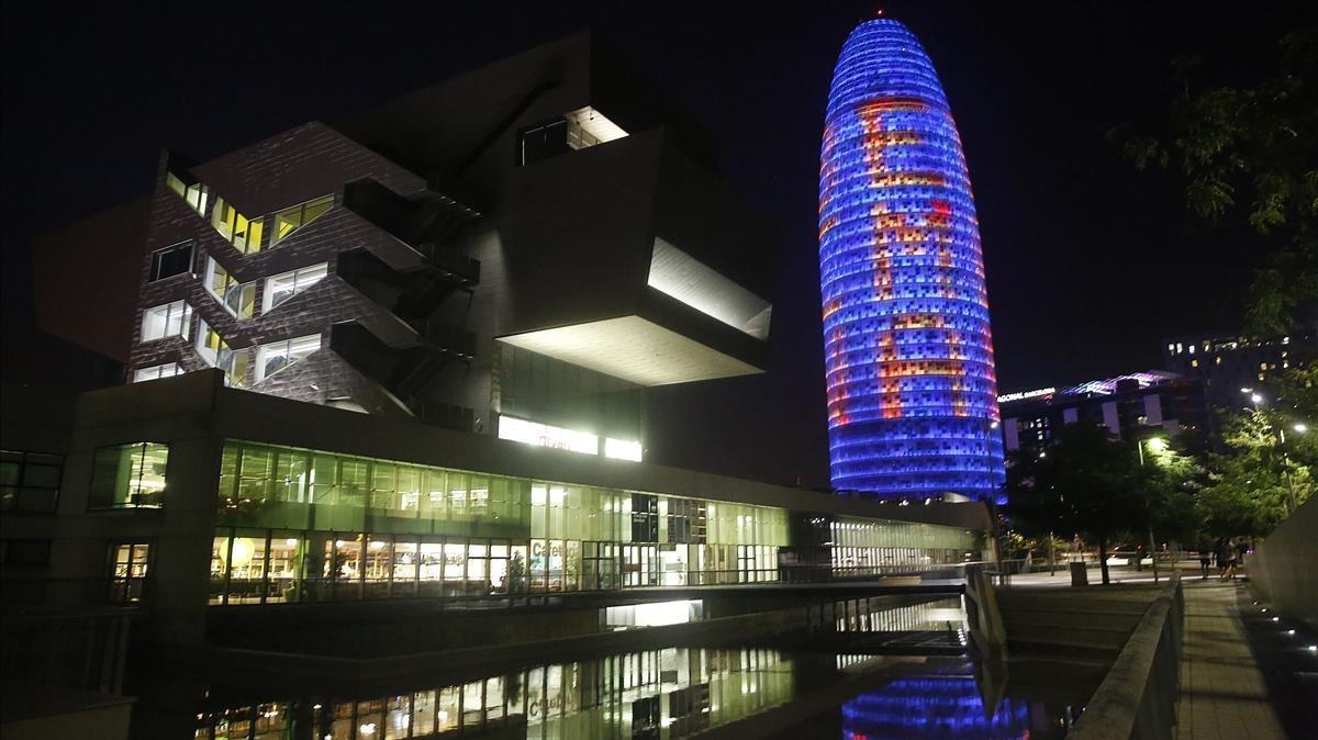 La torre Agbar sil·lumina per a lAgència Europea del Medicament