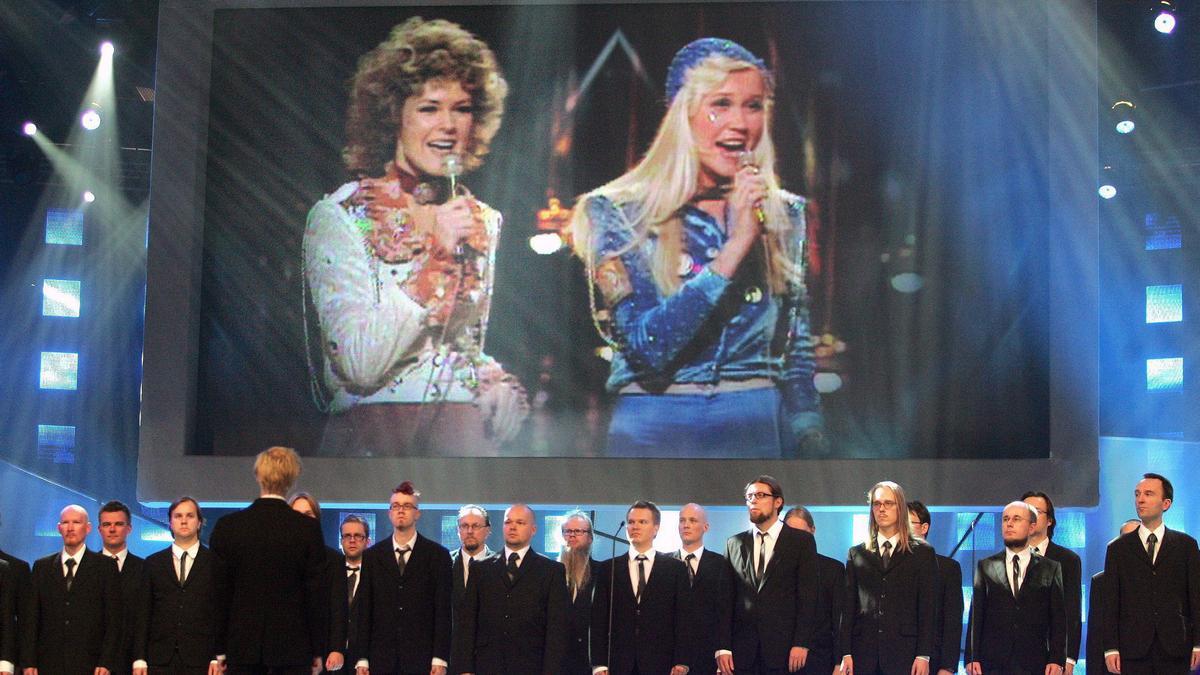 Agneta Faeltskog (derecha) y Anni-Frid Lyngstad, de Abba, cuando ganaron Eurovisión con la canción 'Waterloo' en 1974, en una pantalla gigante, durante el ensayo de 'Eurovisión 50 Aniversario', un programa emitido desde Copenhague el 22 de octubre de 2005.