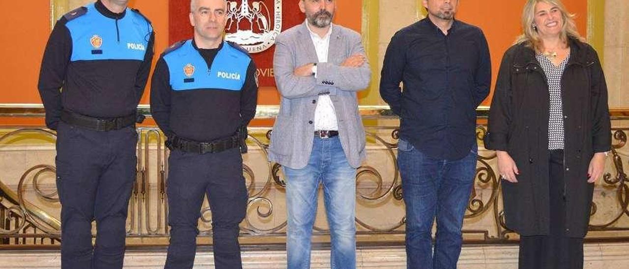 Iván Álvarez y Ricardo Fernández, segundo y tercero por la derecha, ayer, en el Ayuntamiento.