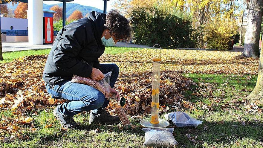 Un tècnic prepara les menjadores que s&#039;han instal·lat a la Seu