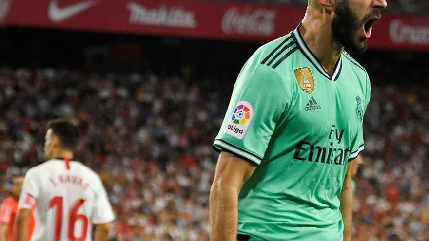 Karim Benzema celebra con rabia el gol al Sevilla en el Sánchez Pizjuán. // Raúl Caro Cadenas