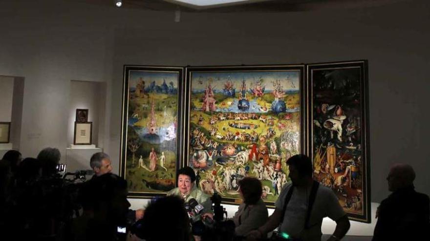 Momento de la presentación de &quot;El Bosco. La exposición del V Centenario&quot;, ante &quot;El jardín de las delicias&quot;, tríptico del pintor holandés.