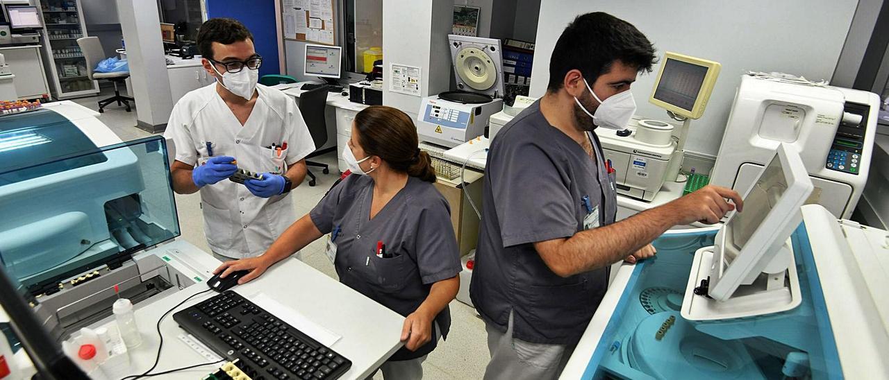 Diego Treviño (izquierda) y personal del laboratorio de QuirónSalud realizando varios test COVID. |   // GUSTAVO SANTOS