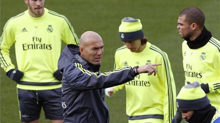 Zidane insiste en el dinamismo a la hora de manejar el balón