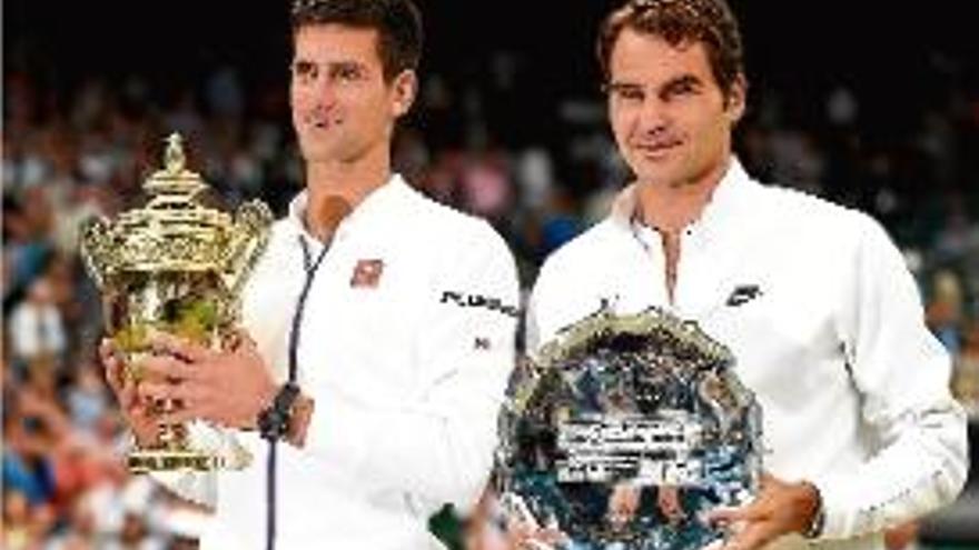 Djokovic i Federer amb els trofeus de campió i sotscampió.