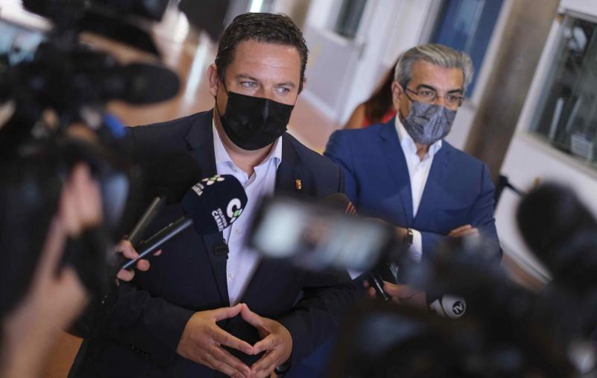Román Rodríguez visita el Puerto de Los Cristianos