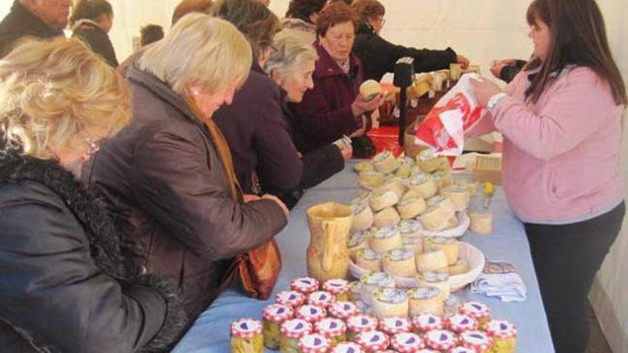 Compradores en el puesto de la quesería Neón, durante el certamen del queso de los Beyos en San Juan de Beleño.