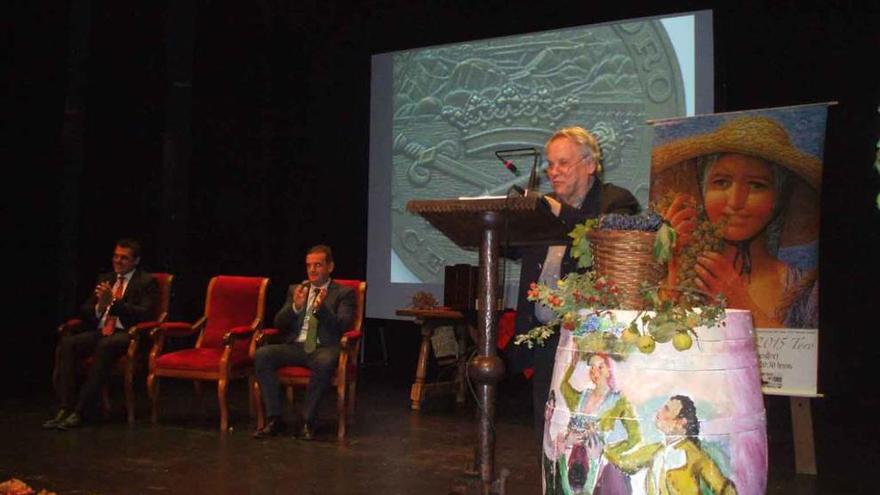 Antonio Pedrero se dispone a iniciar la lectura del pregón inaugural de la Fiesta de la Vendimia. Foto