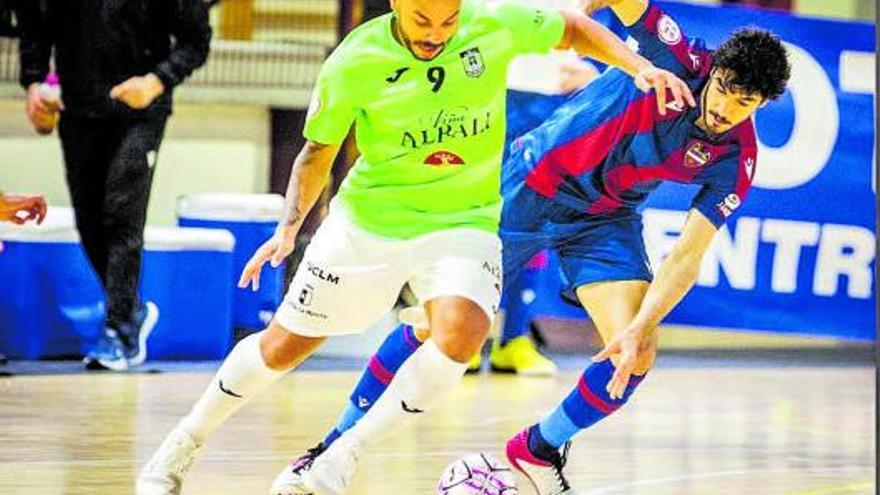 Una acción del partido de ayer en Paterna.  | J.L. BORT/LEVANTE UD