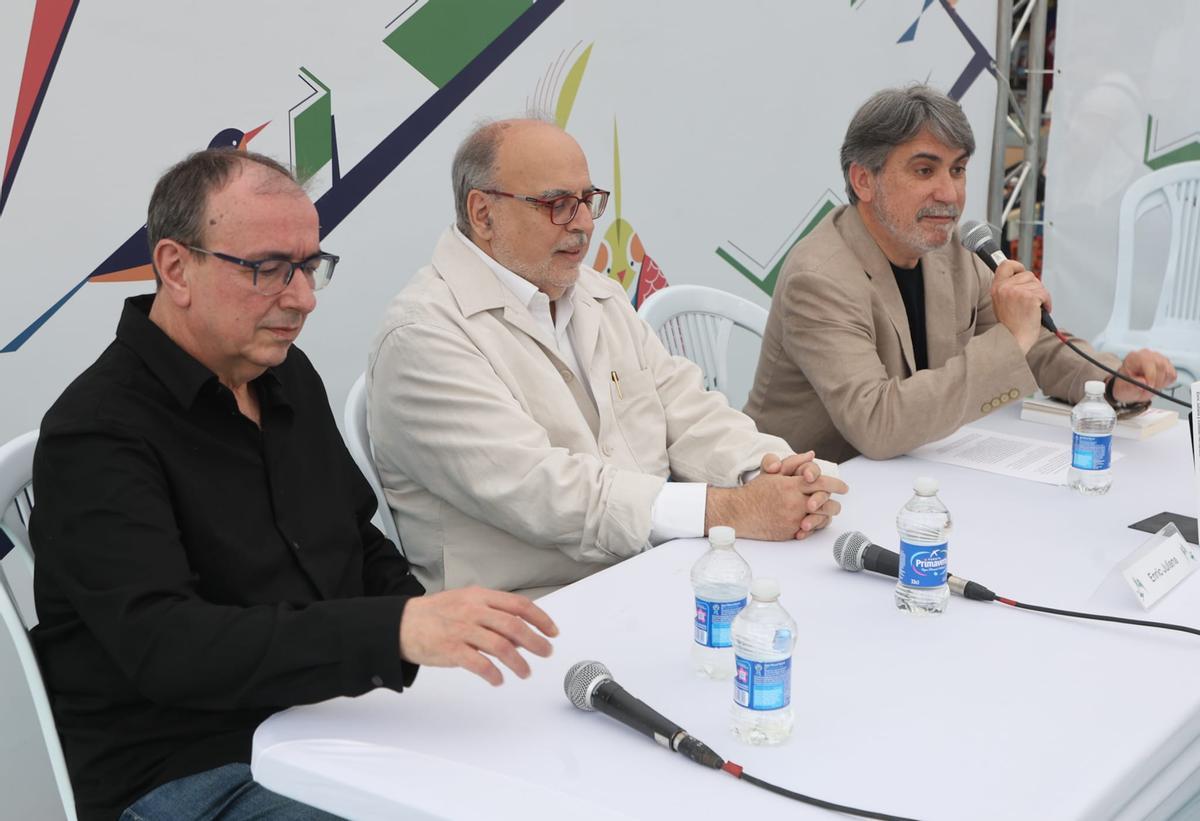 La Fira del Llibre desafía al mal tiempo y celebra un sábado de máxima afluencia La Fira del Llibre desafía al mal tiempo y celebra un sábado de máxima afluencia