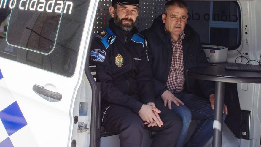 El alcalde y el inspector de la Policía, en la nueva unidad móvil. |   // FDV