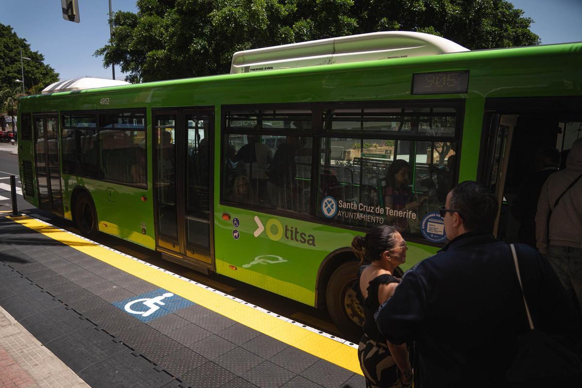 Plataforma accesible para las guaguas que se instaló en noviembre del año pasado, como proyecto piloto, en una parada de Ofra.