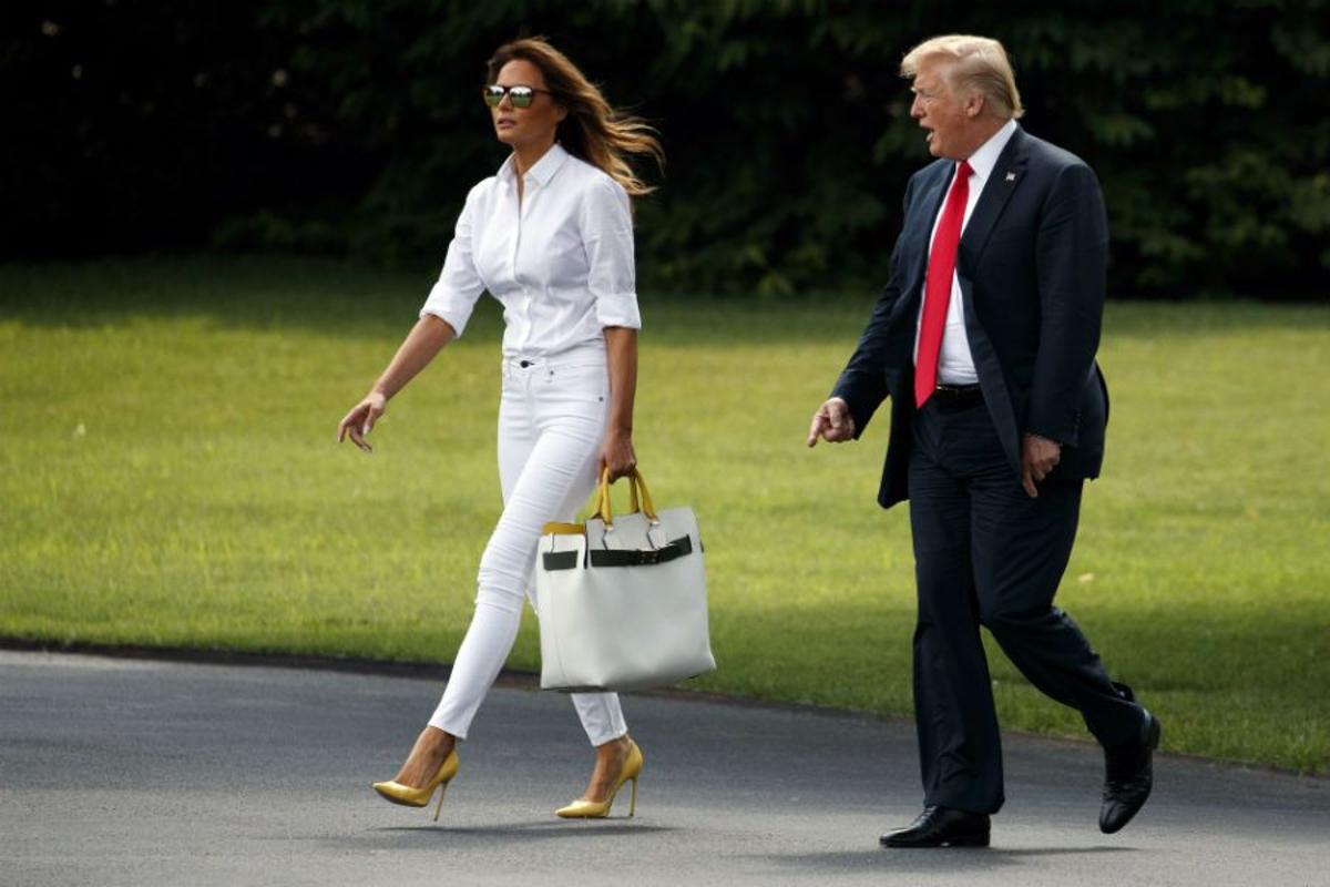Melania Trump y Donald Trump abandonando la Casa Blanca