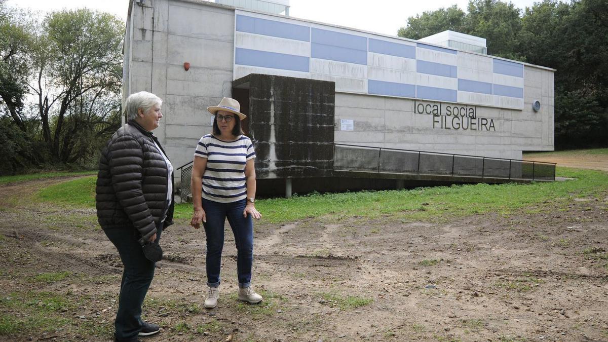 Amalia Pérez y  Pilar Granja, junto al local social de Filgueira. |   // BERNABÉ/JAVIER LALÍN