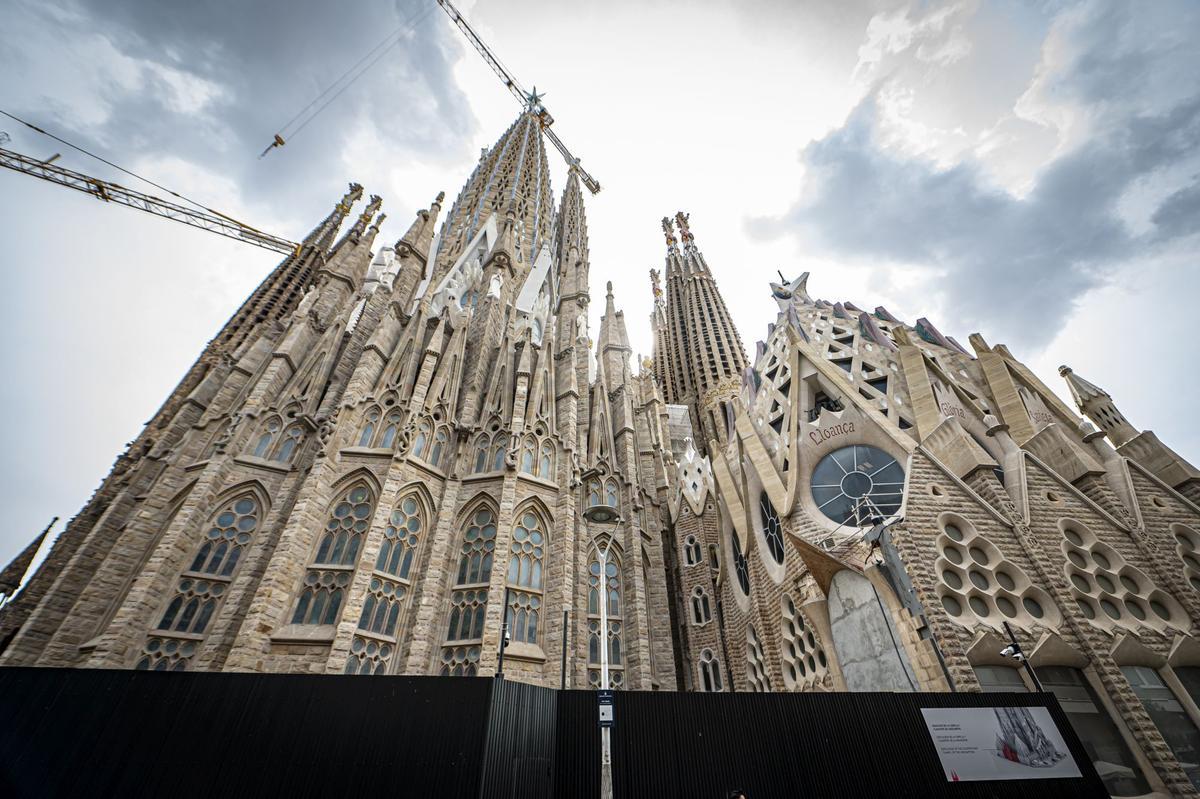 Dos colosales figuras de mármol griego de Thasos, el más blanco del mundo, aguardan a los pies del templo de la Sagrada Família para ser alzadas en octubre a la cima de las torres dedicadas a los evangelistas Juan y Mateo, la primera, como marca la tradición cristiana, un águila, y la segunda, con un esculpido que a veces confunde incluso a los más creyentes, con el aspecto de un hombre alado, sin que eso sea exactamente un ángel.