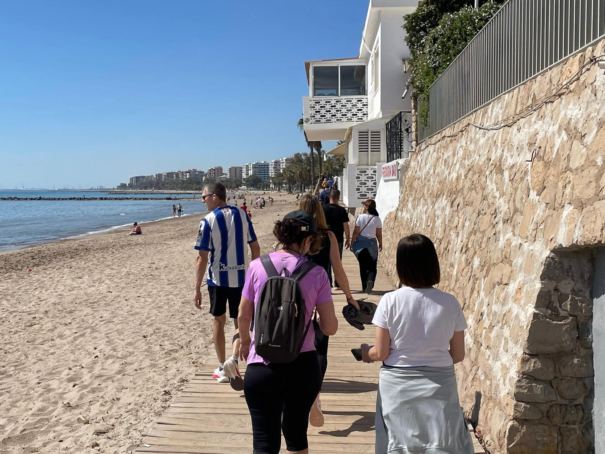 Galería de imágenes: Los castellonenses disfrutan de la playa en abril