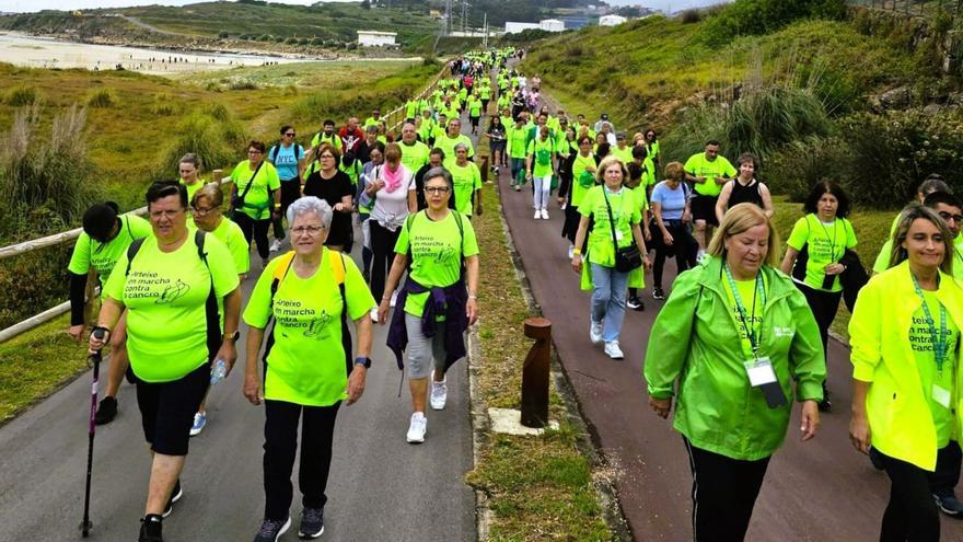 Más de 400 personas en la andaina contra el cáncer en Arteixo | L.O.