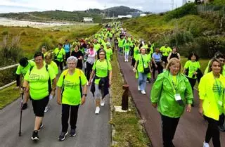Más de 400 personas en la andaina contra el cáncer en Arteixo