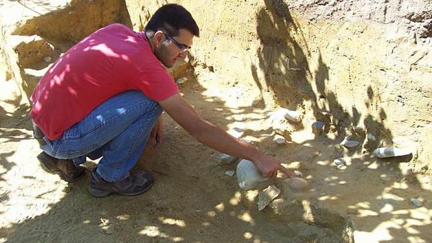 El paleontólogo Eduardo Méndez muestra uno de los últiles hallados en Arbo. / joaquín cardoso