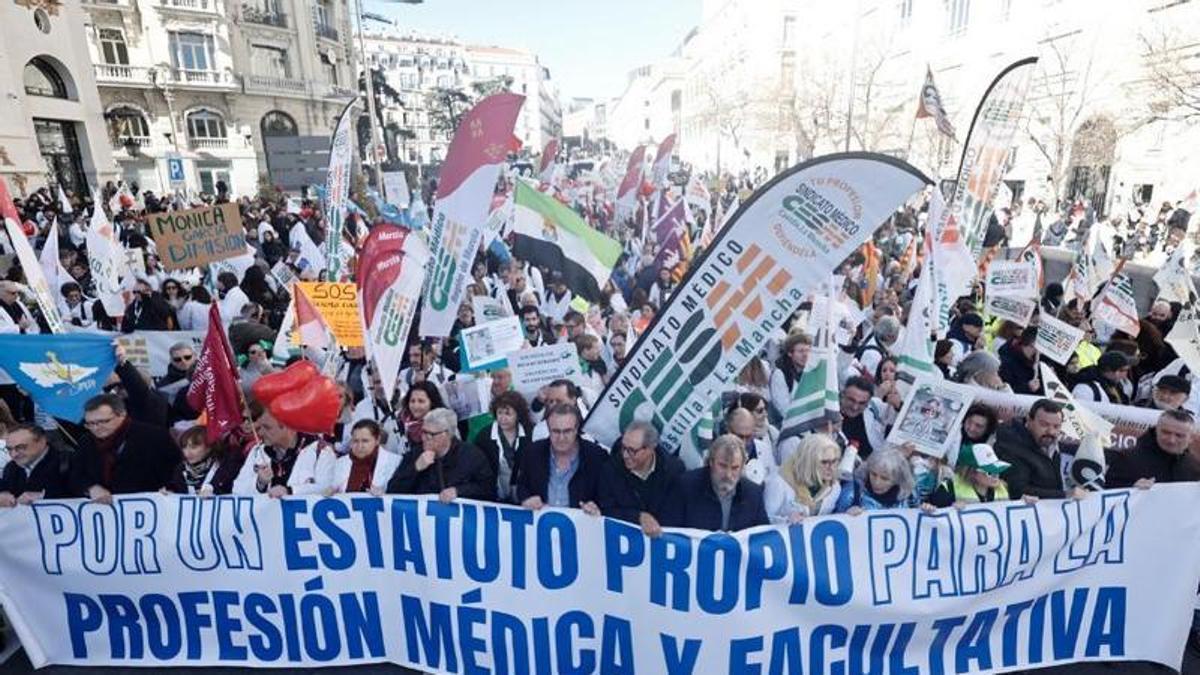 Miles de médicos se manifiestan en Madrid por un estatuto propio y avisan de más paros