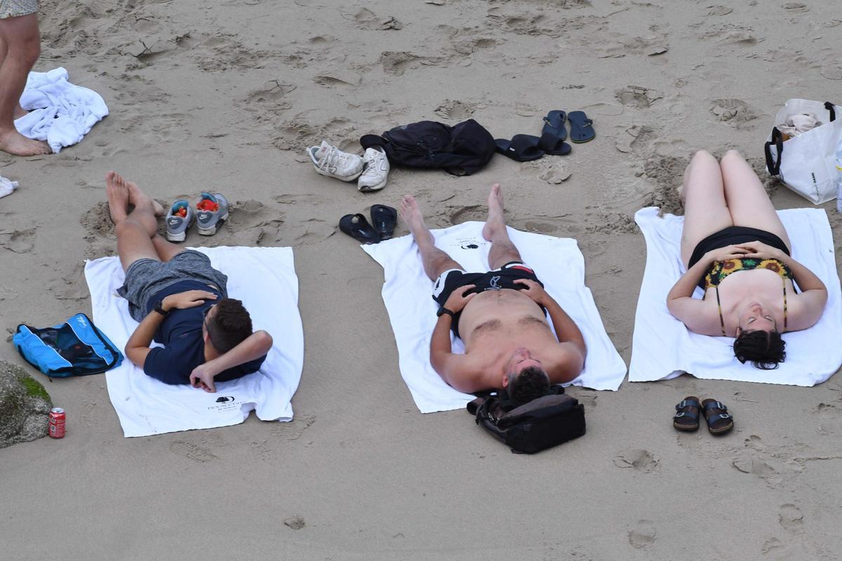El oleaje en el Orzán anima a los surfistas de A Coruña a subirse a las tablas El oleaje en el Orzán anima a los surfistas de A Coruña a subirse a las tablas