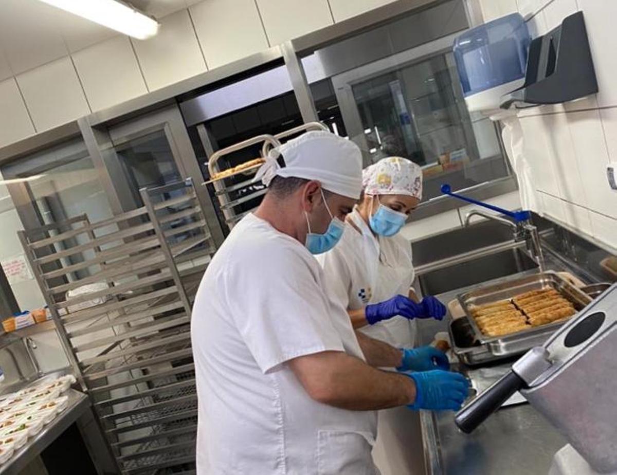 Preparativos en el servicio de cocina de centro hospitalario