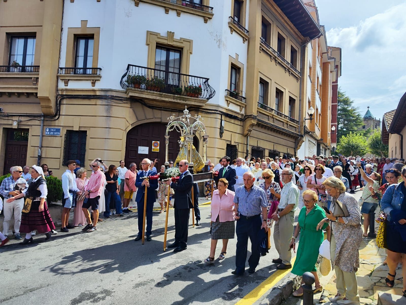 Villaviciosa vibra con la Portalina y la danza del Portal