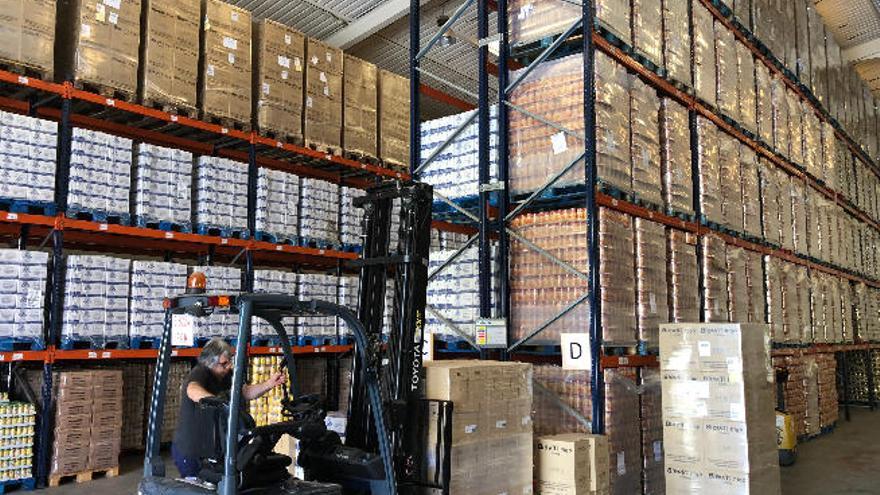 La nave del Banco de Alimentos, en Arinaga, llena de los productos a repartir.