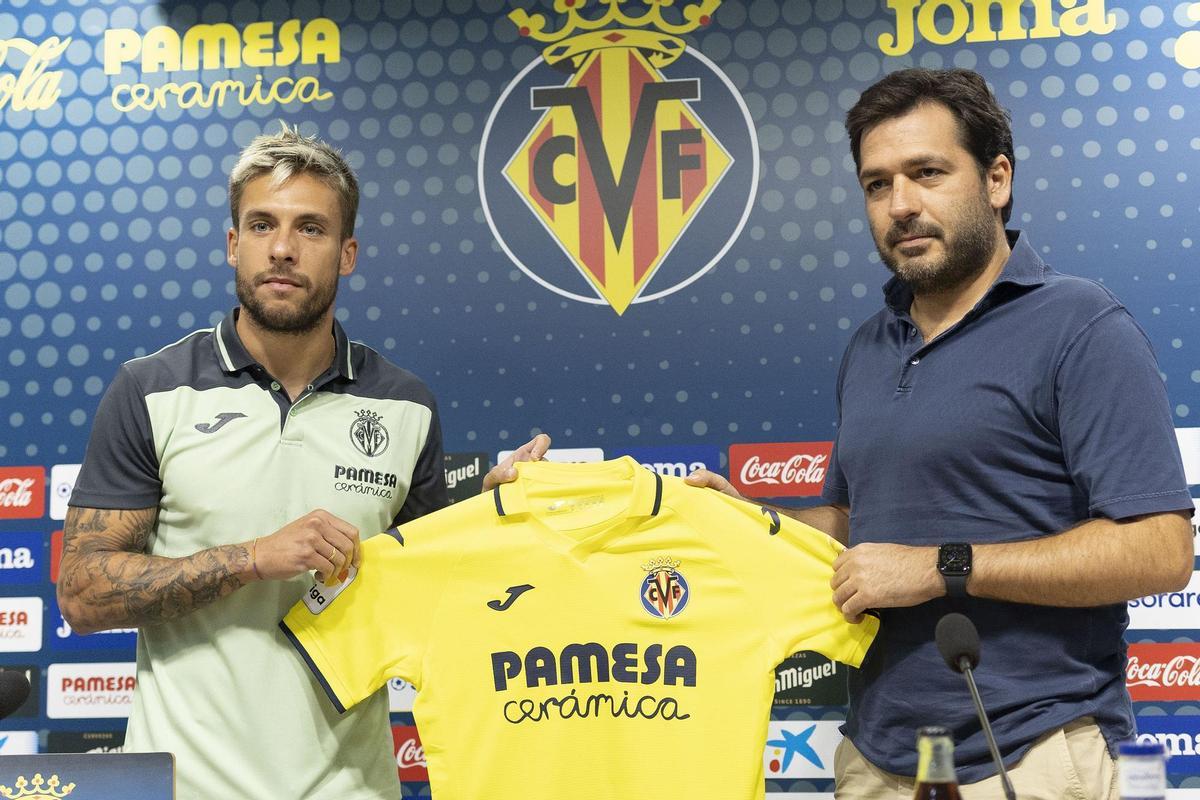 GRAFCVA7570. VILA-REAL (CASTELLÓN), 05/08/2022.- El defensa Kiko Femenía (izqda), proveniente del Watford, posa con la camiseta del Villarreal CF, junto a Fernando Roig Negueroles consejero delegado del club, durante su presentación como nuevo integrante de la plantilla. EFE/Doménech Castelló