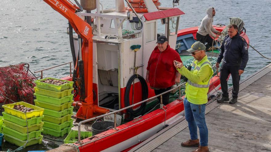 Descarga legal de volandeira,
 supervisada por Gardacostas. 
 |  Iñaki Abella