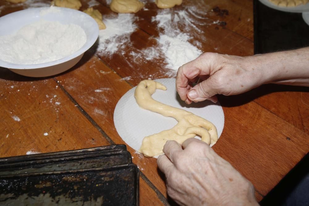 Forn de Manuela. Primer premio de monas y segundo de torta de pasas y nueces.