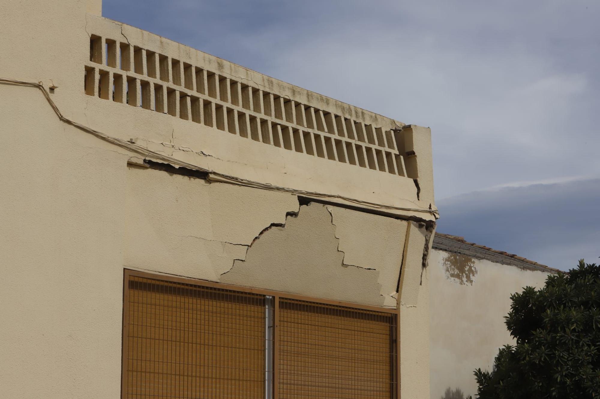 Precintan las inmediaciones de la casa derrumbada en Ontinyent