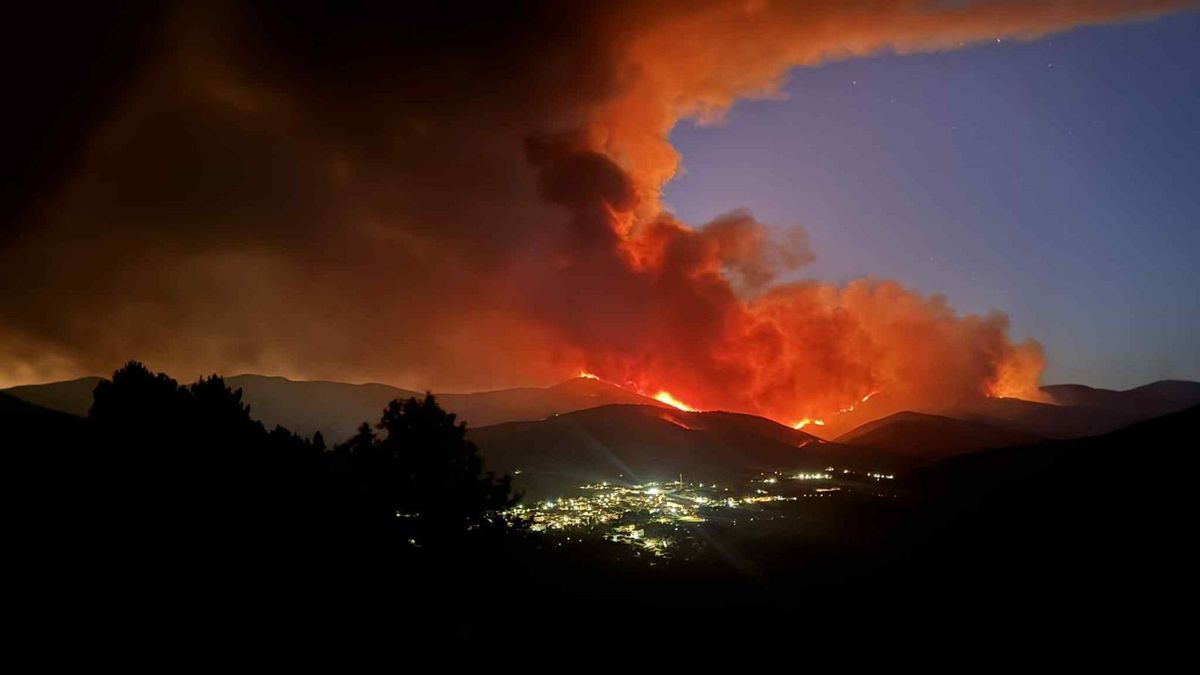 Video | Labores de extinción durante la noche en el incendio de Las Hurdes