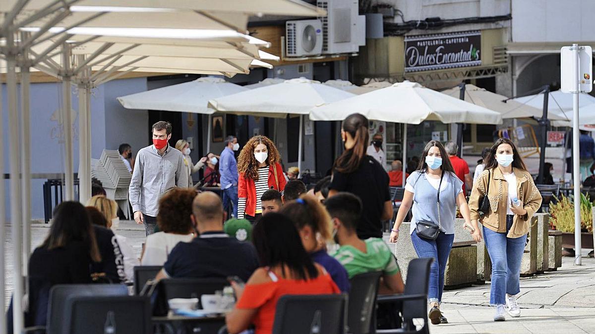 Varias personas transitan, con mascarilla, por la Praza da Igrexa de Lalín. |   // BERNABÉ/JAVIER LALÍN