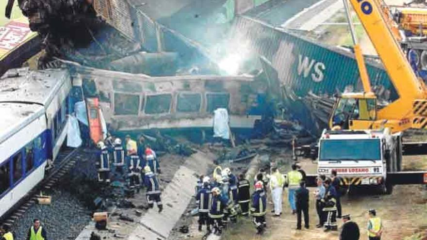 Los bomberos trabajan en la búsqueda de víctimas al día siguiente del accidente. Juan Francisco Moreno