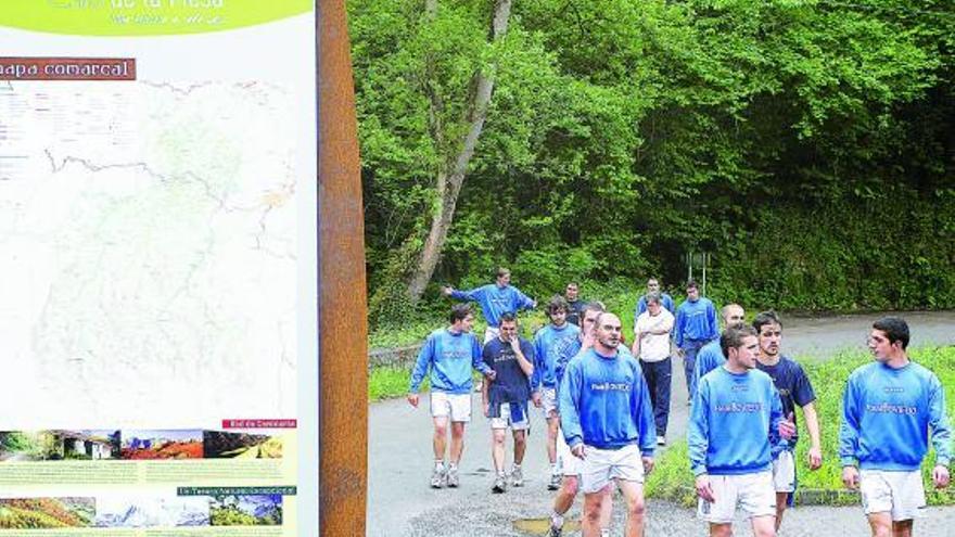 Bravo, Falo, José Luis y Bruno encabezan el grupo por la Ruta de las Xanas.