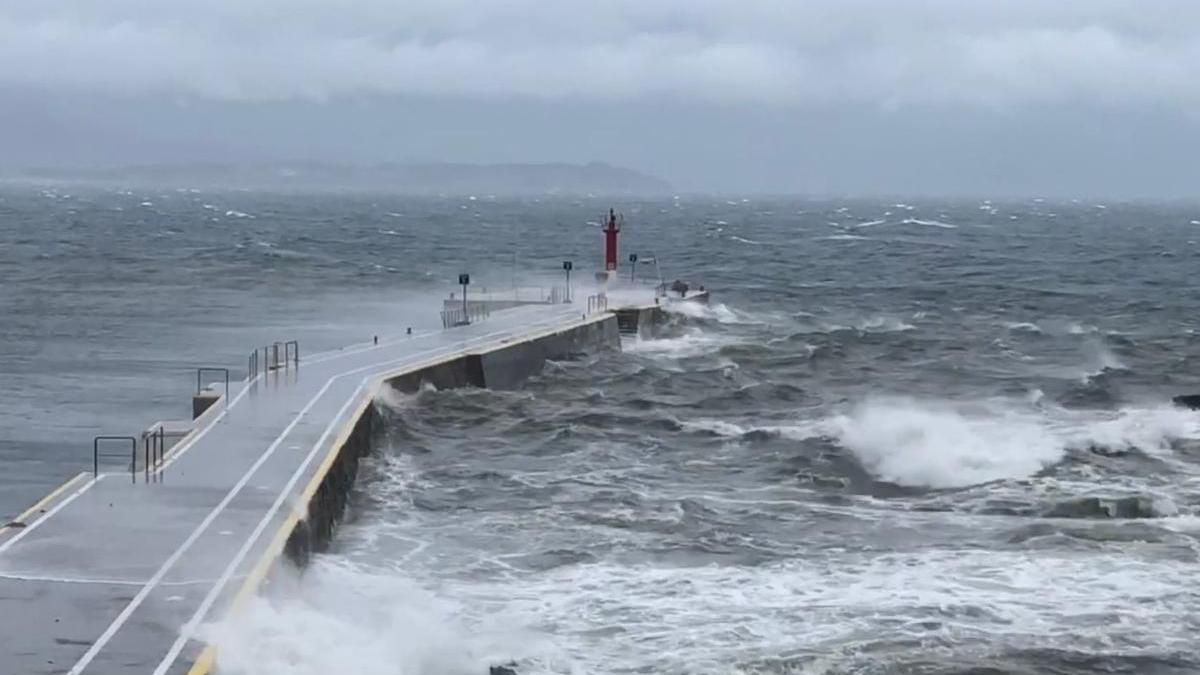 Temporal en el puerto de la isla de Ons.